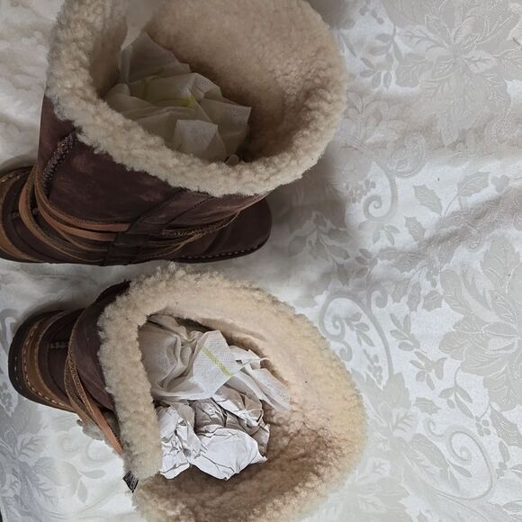 UGG Brown Sherpa Lined Leather Lace Up Boots - Picture 9 of 11